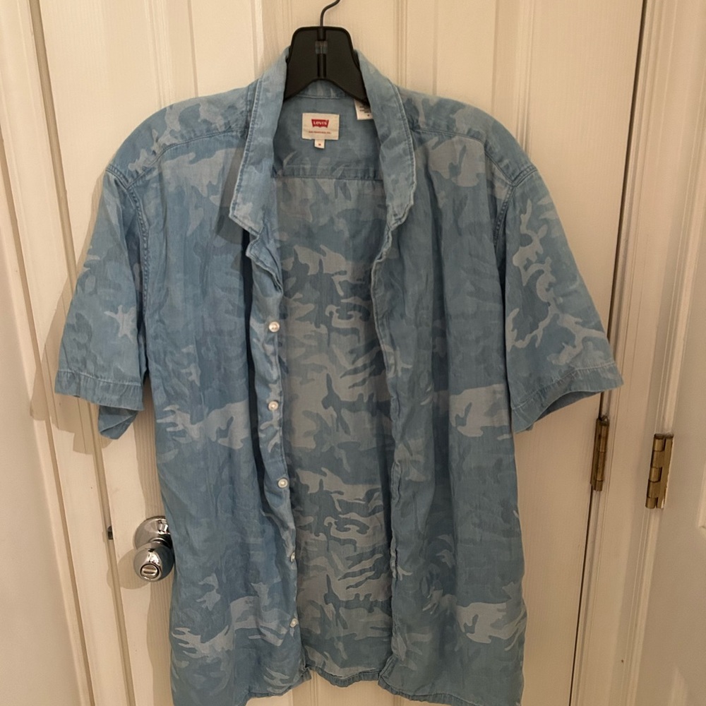 Men’s Levi’s Short Sleeve Camo Button Up - Size M